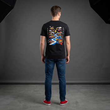 Model mit schwarzem T-Shirt Mittelrhein im Studio