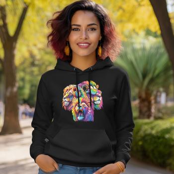 Frau mit schwarzem Hoodie und Textildruck. 3 Löwenköpfe, mit Sonnenbrille, Kopfhöhrern und Brüllend auf der Brust