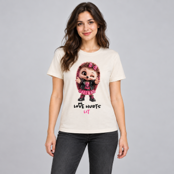 Model mit sandfarbenem T-Shirt Punk Igel im Studio